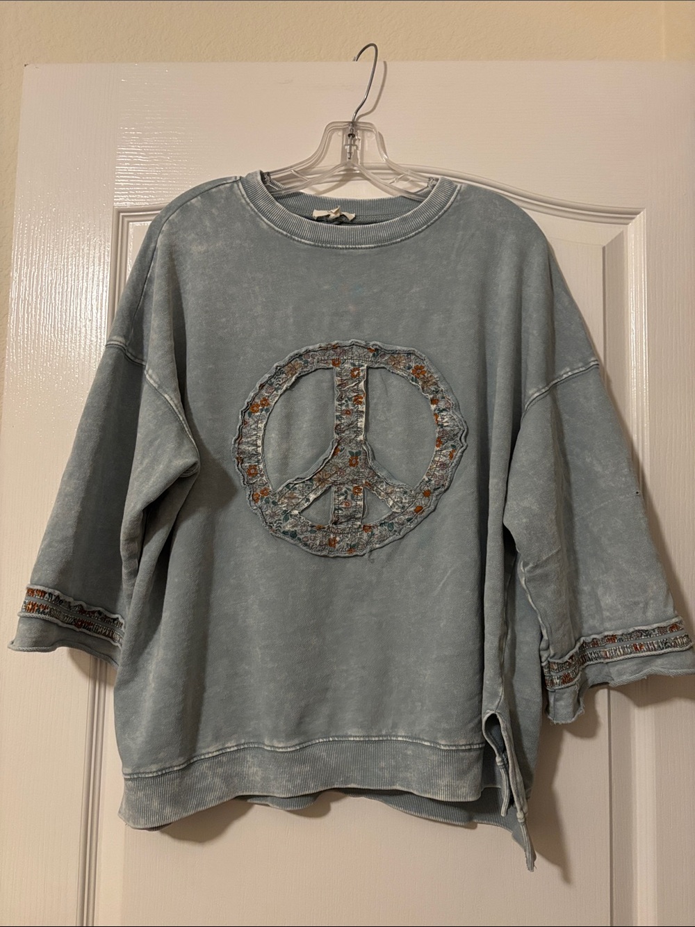 Easel Mineral Washed Terry Pullover with Floral Patchwork Peace Sign size small